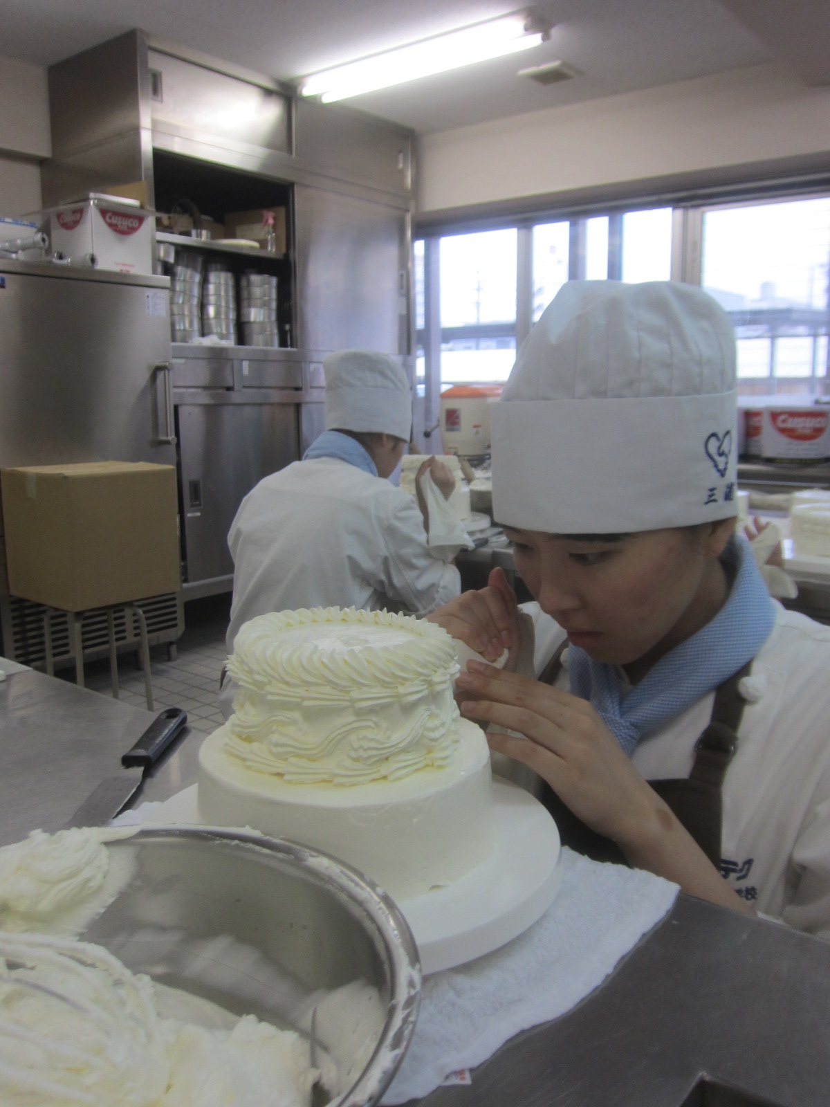ウェディングケーキ実習 製菓製パン総合学科２年生 ユマニテク調理製菓専門学校